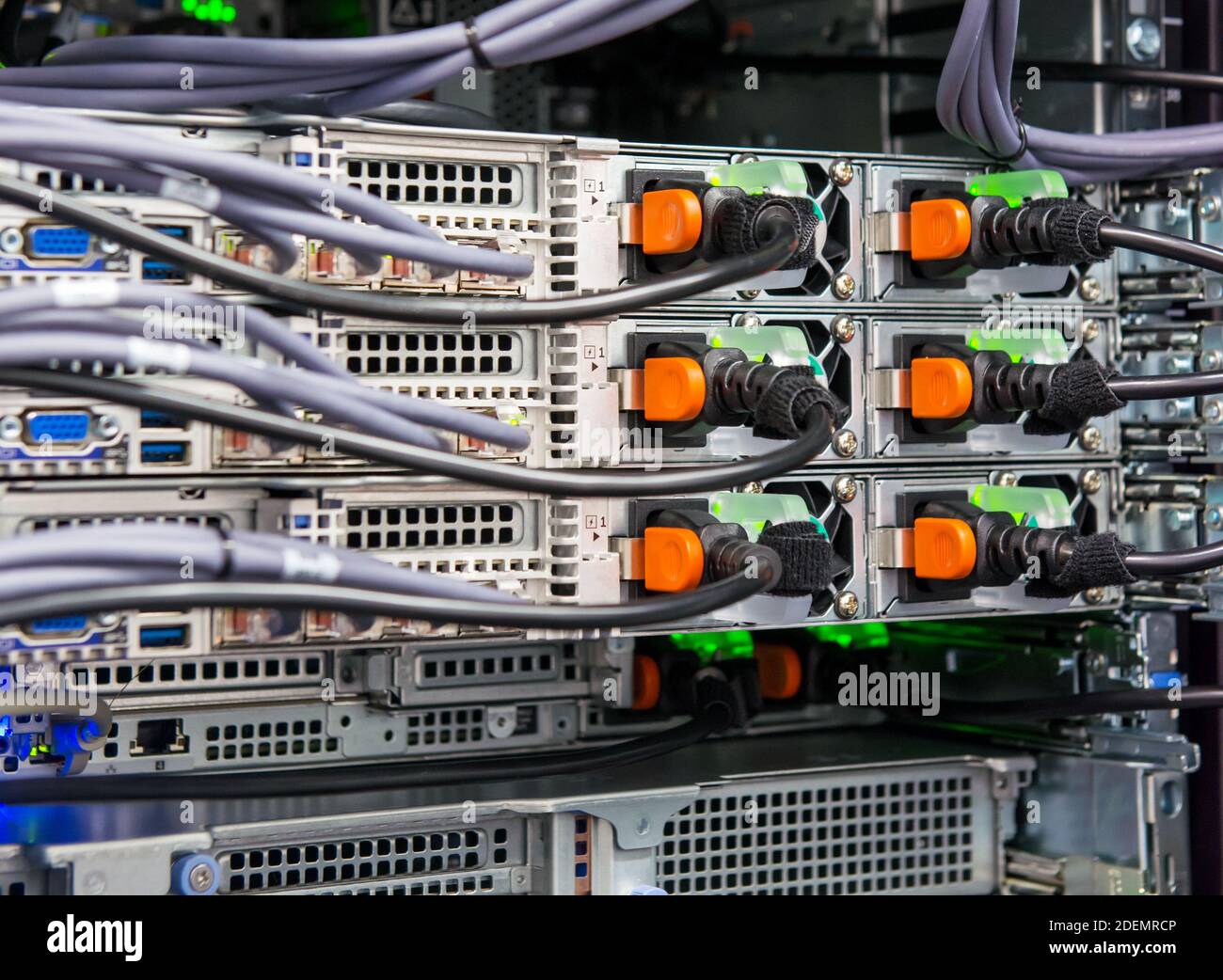 Nahaufnahme der Rechenzentrumshardware – Rückseite des Speichers Server Stockfoto