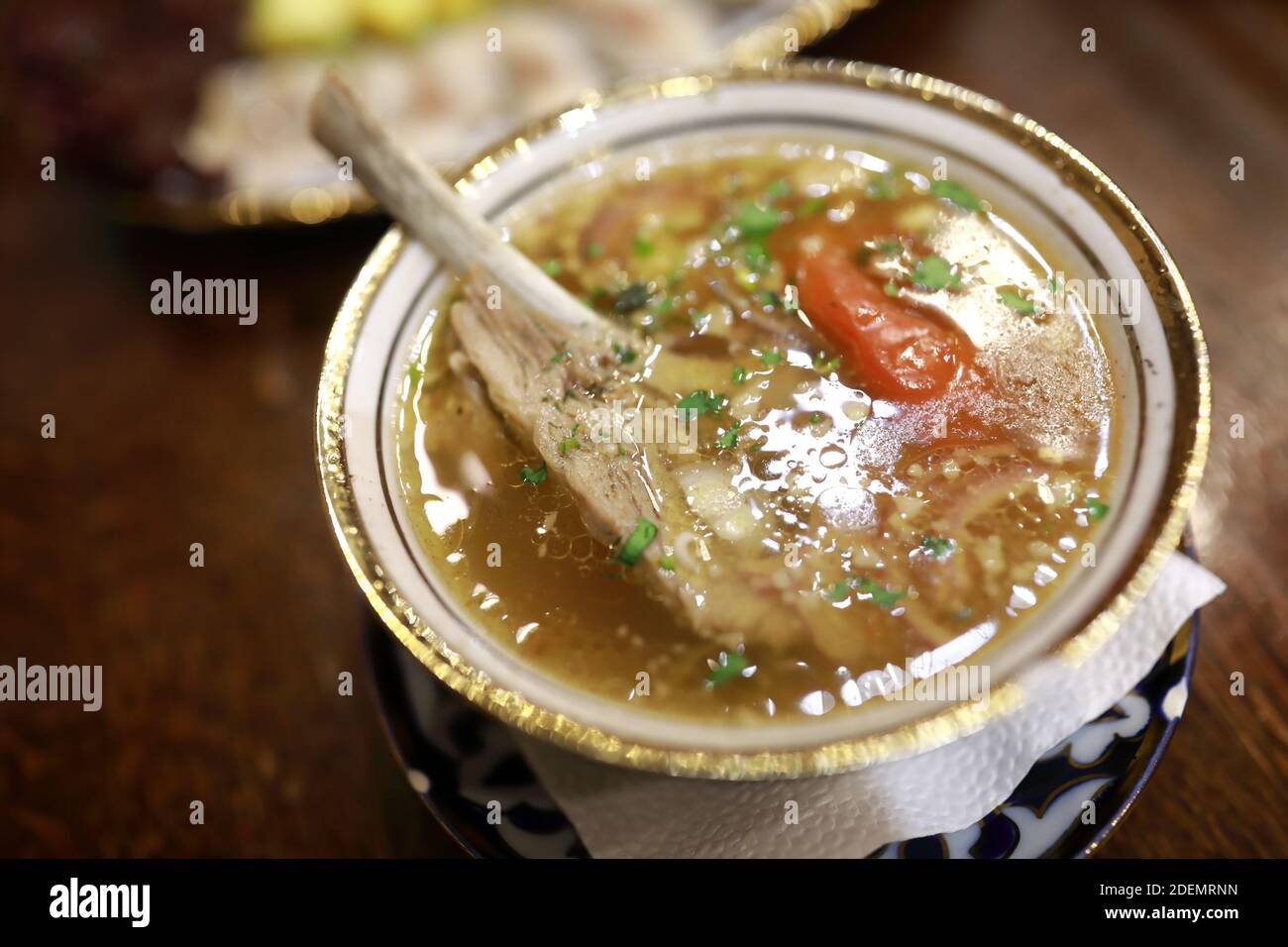 Shurpa in Schüssel mit Lamm im Restaurant Stockfoto