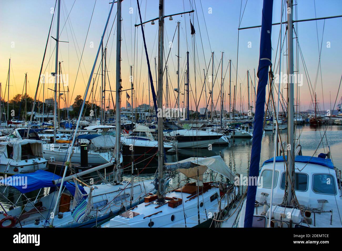 Intensiver Sonnenuntergang am Bootshafen in Zypern Stockfoto