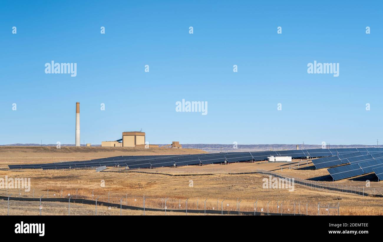 Kohle- und Gaskraftwerk und Solarpark im Norden Colorado - Umstellung von konventionellen fossilen Brennstoffen auf nachhaltige Energie Quelle Stockfoto