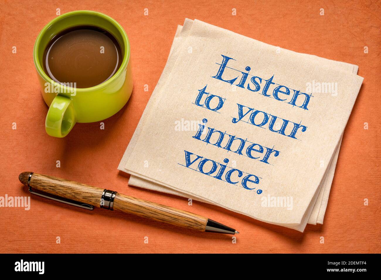 Hören Sie auf Ihre innere Stimme - inspirierende Handschrift auf einer Serviette mit einer Tasse Kaffee, Selbstvertrauen, Intuition und persönlichem Entwicklungskonzept Stockfoto