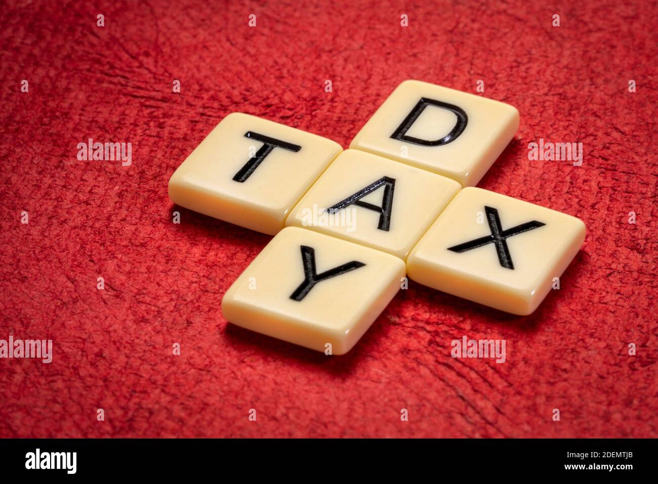 Tax Day Kreuzworträtsel in Elfenbein Buchstaben Fliesen gegen strukturierte handgemachte Papier, Finanz-und Geschäftskonzept Stockfoto