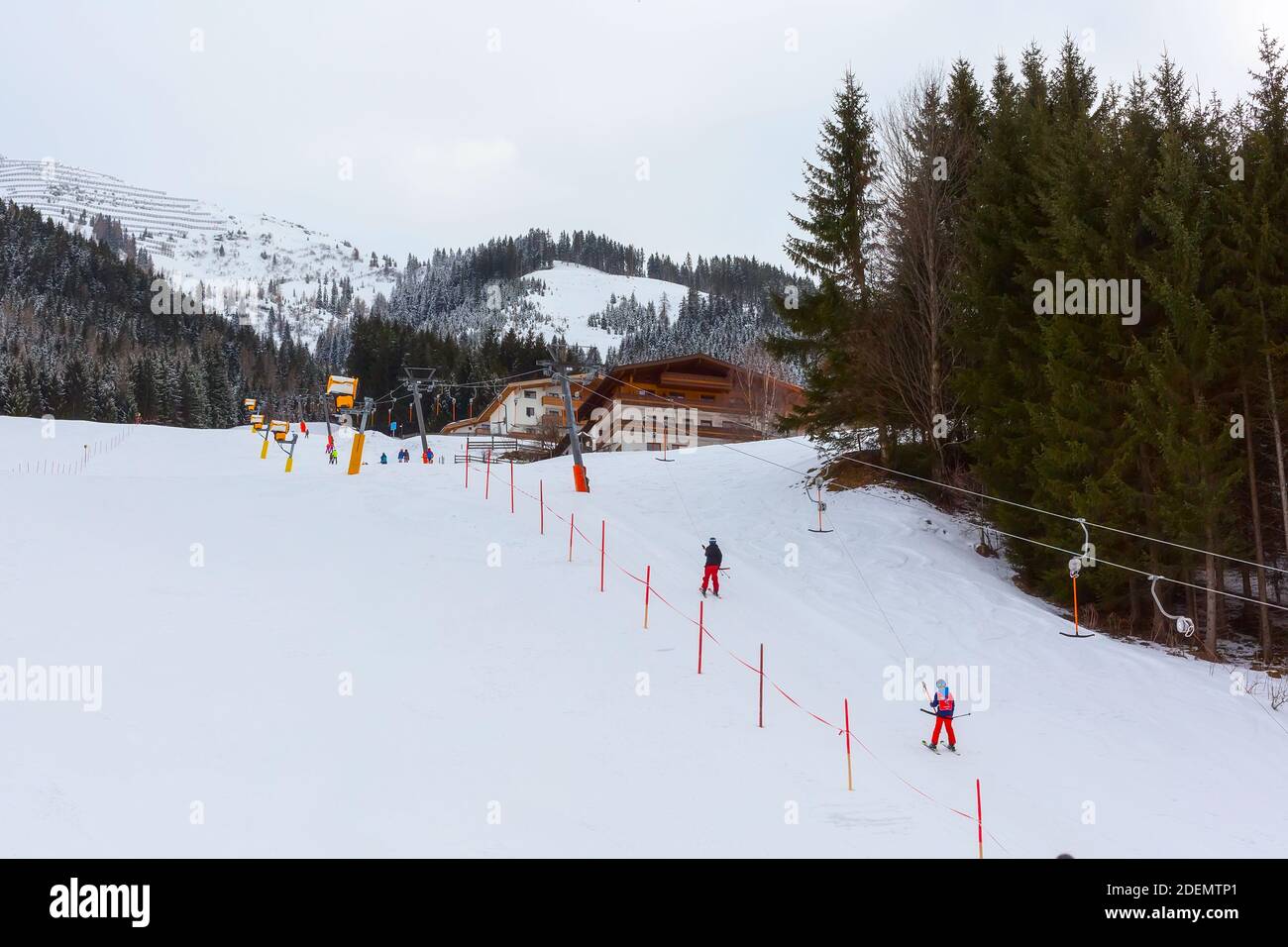 Hinterglemm, Österreich - 4. März 2020: Schlepplift und Skipiste des winterresort und Bergpanorama in australien Stockfoto