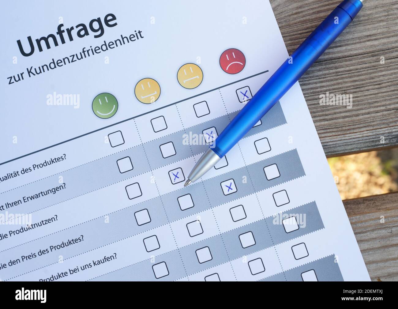 Füllen Sie die Umfrage aus - deutsches Feedback-Formular zur Kundenzufriedenheit Stockfoto