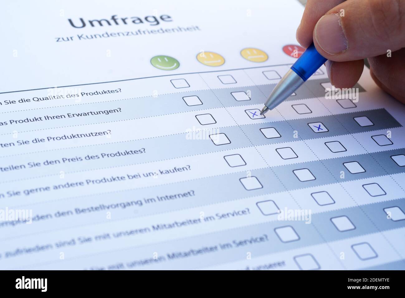 Füllen Sie die Umfrage aus - deutsches Feedback-Formular zur Kundenzufriedenheit Stockfoto