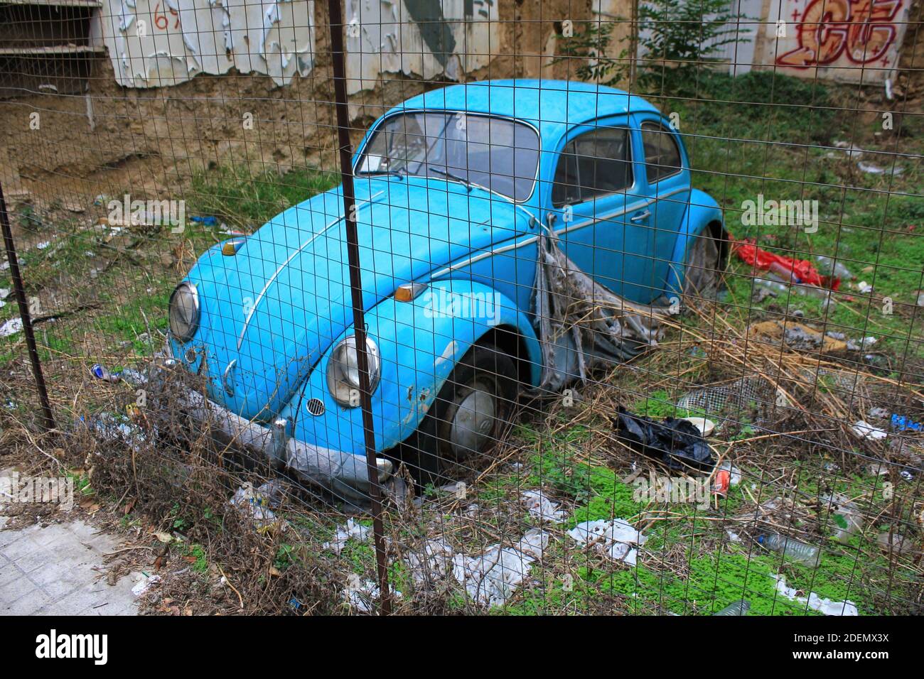 Verlassene Volkswagen Auto in Athen, Griechenland, 6. November 2020. Stockfoto