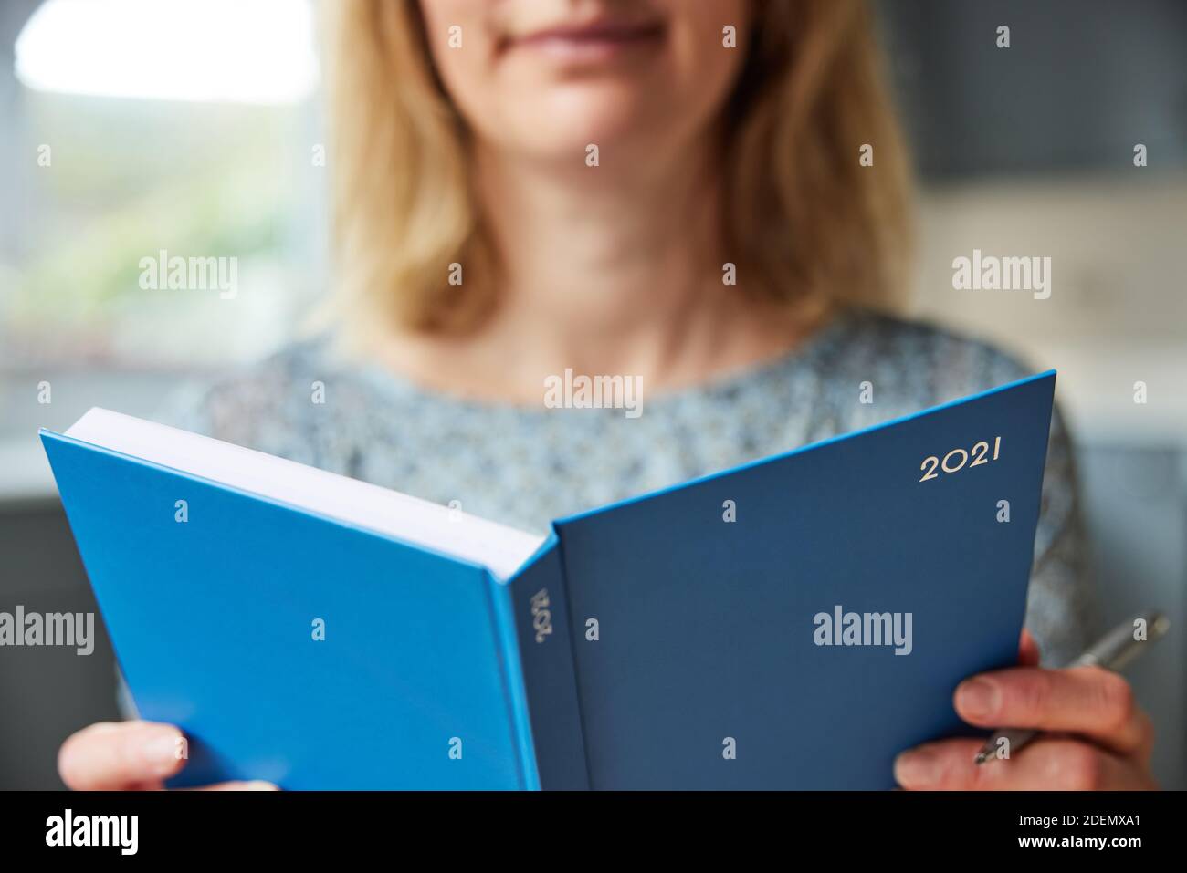 Nahaufnahme Der Frau Eröffnung Neujahr 2021 Tagebuch Auf Tisch Zu Hause Stockfoto