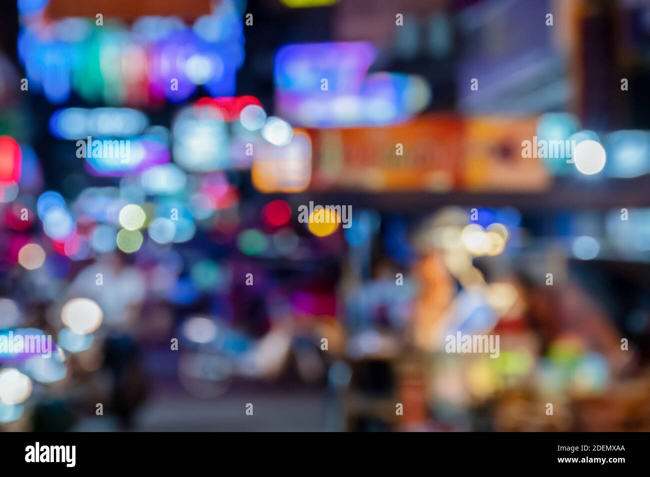 Verschwommenes Bild der beleuchteten Stadt bei Nacht Hintergrund für Gegenwart Content-Werbung für Produkt- oder Texthintergrund Stockfoto
