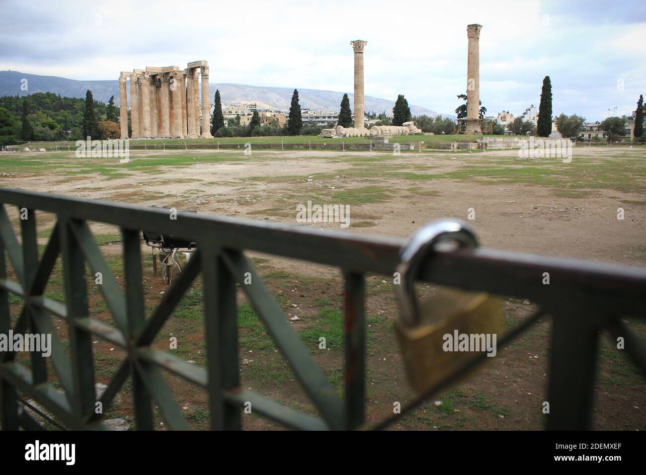 Geschlossener Eingang an der archäologischen Stätte des olympischen Zeus-Tempels in Athen, Griechenland, 6. November 2020. Stockfoto
