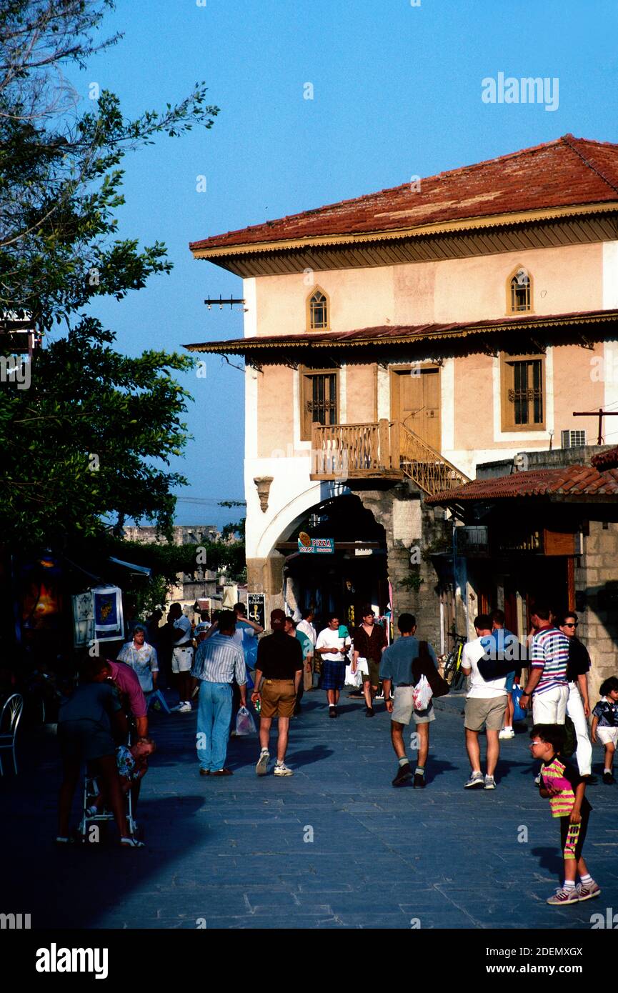 Touristen zu Fuß entlang Socratous Straße in der Altstadt oder Historischer Bezirk von Rhodos Griechenland Stockfoto