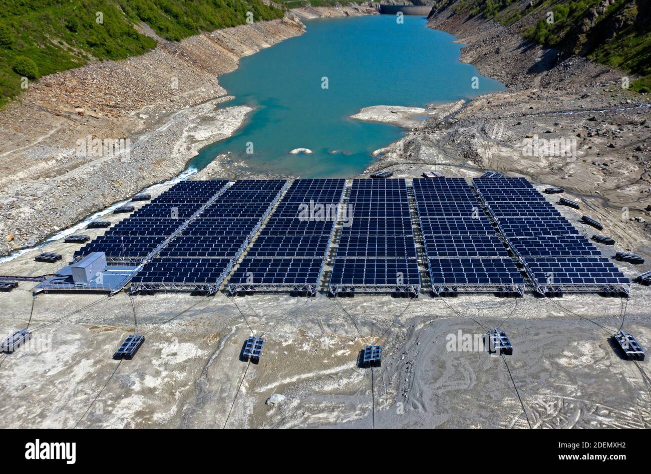 Sonnenkollektoren des ersten schwimmenden alpinen Solarkraftwerks des Schweizer Energieunternehmens Romande Energie liegt bei Niedrigwasser auf dem S Stockfoto