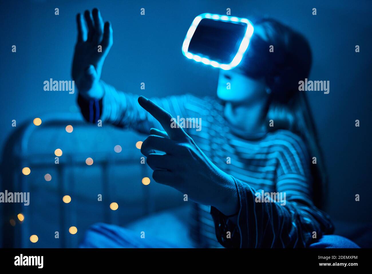 Teenager Mädchen Spielen Video-Spiel Zu Hause Im Schlafzimmer Tragen Virtual Reality-Headset Bei Nacht Stockfoto