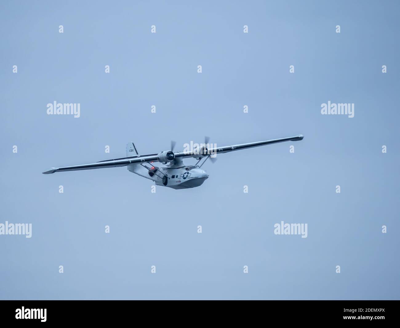 Temple Pier, Loch Ness, Highland, Schottland, 1. Dezember 2020. Catalina, „Miss Pick Up“, ist nach dem Rückflug mit dem Kran wieder ins Wasser gefahren und bereit für den Rückflug nach Duxford über Inverness. Das Wasserflugzeug stieß am Samstag, den 17. Oktober, auf Motorprobleme und blieb am Temple Pier bei Drumnadrochit, bis ein Ersatzsteuerbordmotor eingebaut und getestet werden konnte. Konsolidierte PBY-5A Catalina Wasserflugzeug „Miss Pick Up“ 433915/G-PBYA. Stockfoto