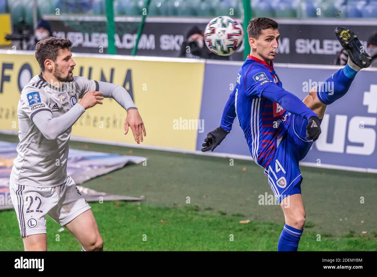 Pawel Wszolek von Legia und Jakub Holubek von Piast sind in Aktion während der polnischen PKO Ekstraklasa League-Spiel zwischen Legia Warszawa und Piast Gliwice im Marschall Jozef Pilsudski Legia Warsaw Municipal Stadium gesehen. (Endstand; Legia Warszawa 2:2 Piast Gliwice) Stockfoto