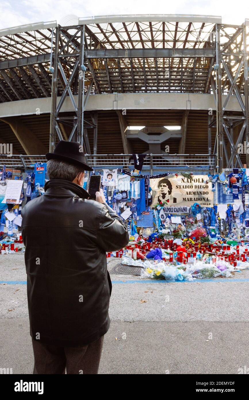 NAPOLI, ITALIEN - 1. DEZEMBER 2020 - die Hommage an die Fans von Diego Armando Maradona vor dem San Paolo Stadion in Neapel, Italien Stockfoto