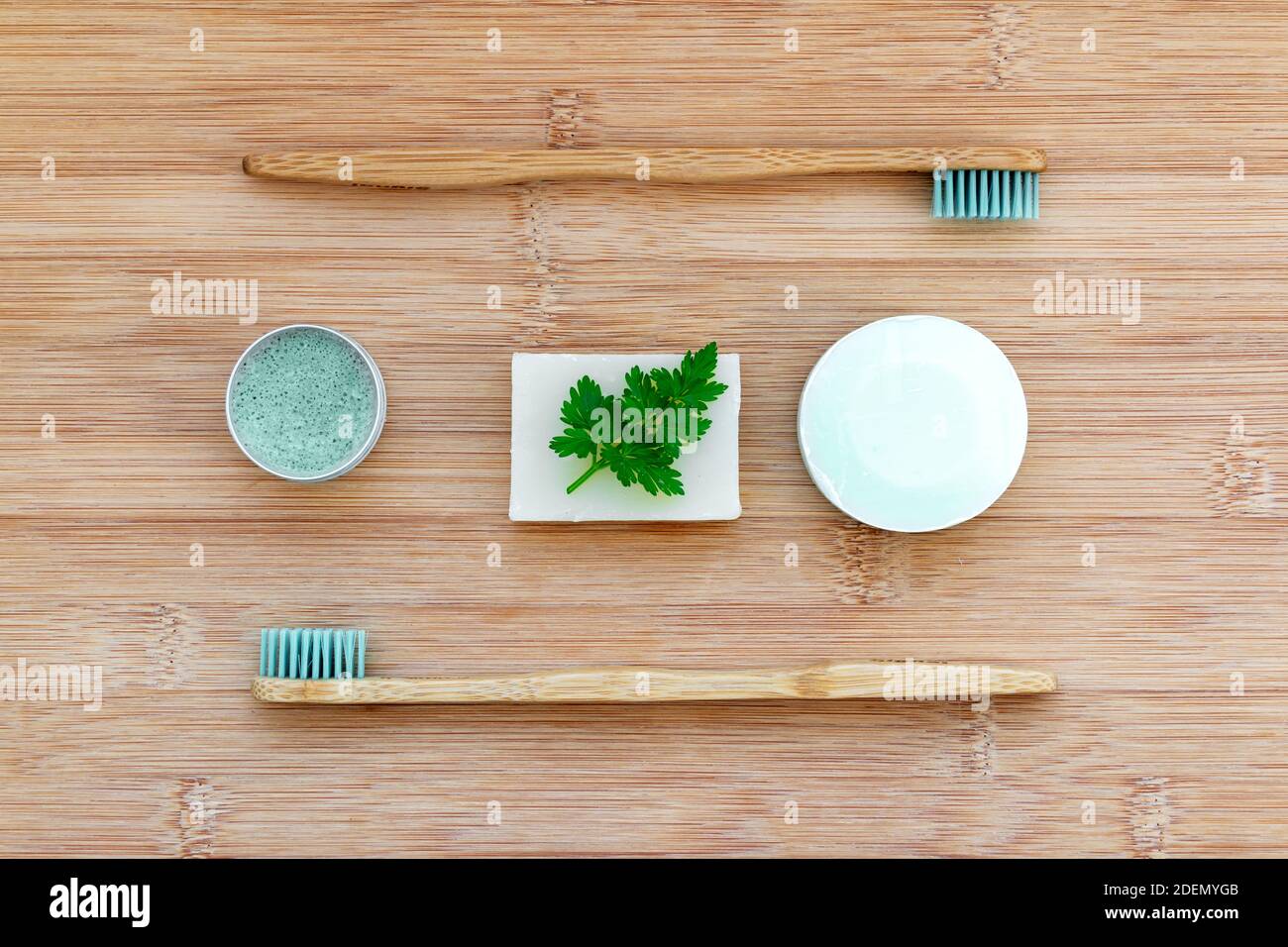 Null Abfall bad Grundlagen. Bambus Zahnbürsten, Zahnpasta in Metalldose, solid Shampoo und Seife auf Holz Hintergrund. Kunststoff, Umwelt Stockfoto