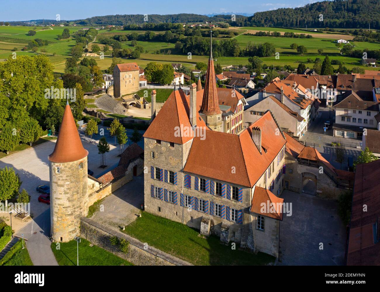 Schloss Avenches, Chateau d’Avenches, hinten das römische Amphitheater von Aventicum, Avenches, Kanton Waadt, Schweiz / Avenches Castle, Chateau d’Ave Stockfoto