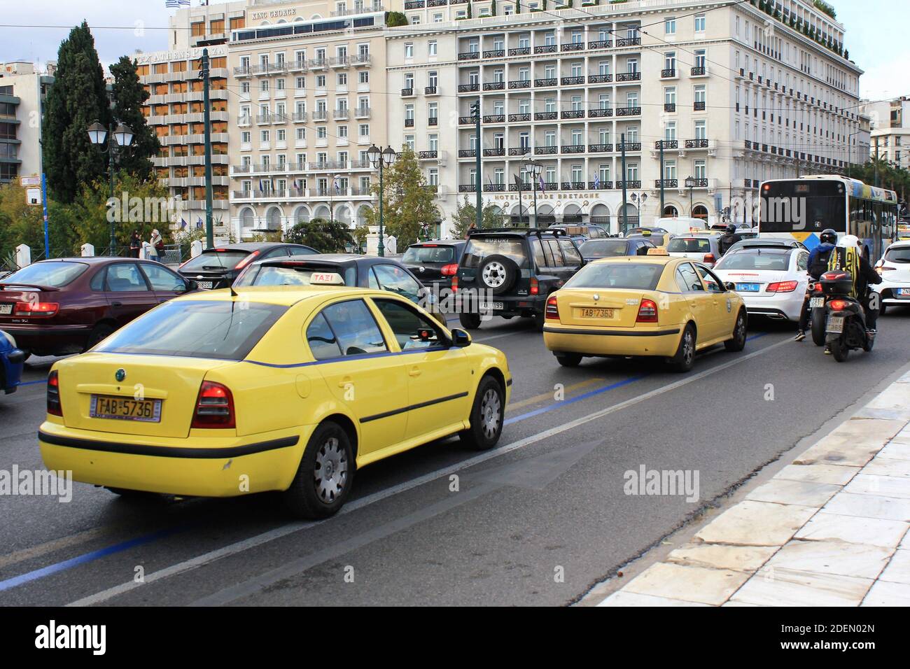 Starker Verkehr auf den Straßen Athens in Griechenland, 6. November 2020. Stockfoto