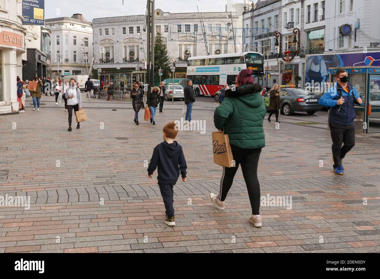 Cork, Irland. Dezember 2020. Shopper Flood to City als Einschränkungen beginnen zu lockern, Cork City. Als sich die Beschränkungen heute im Vorfeld der Weihnachtszeit zu lockern begannen, öffneten viele Geschäfte und Einzelhändler ihre Türen. Das sah, wie die Käufer in die Innenstadt flossen, um die Atmosphäre zu genießen und ihre lang erwartete Shopping-Lösung zu bekommen. Viele schlangen vor den Geschäften und Cafés in der Wintersonne. Kredit: Damian Coleman/Alamy Live Nachrichten Stockfoto