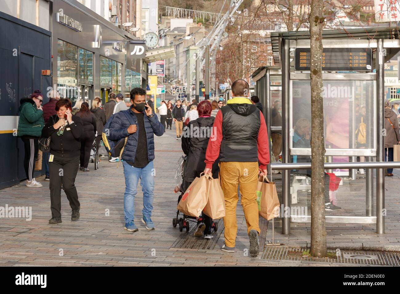 Cork, Irland. Dezember 2020. Shopper Flood to City als Einschränkungen beginnen zu lockern, Cork City. Als sich die Beschränkungen heute im Vorfeld der Weihnachtszeit zu lockern begannen, öffneten viele Geschäfte und Einzelhändler ihre Türen. Das sah, wie die Käufer in die Innenstadt flossen, um die Atmosphäre zu genießen und ihre lang erwartete Shopping-Lösung zu bekommen. Viele schlangen vor den Geschäften und Cafés in der Wintersonne. Kredit: Damian Coleman/Alamy Live Nachrichten Stockfoto