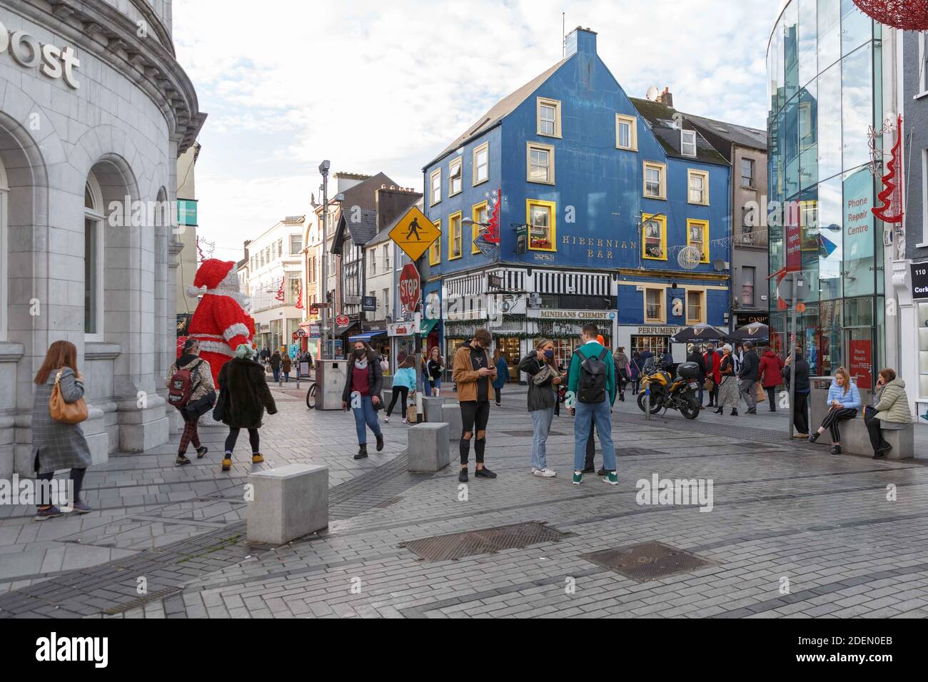 Cork, Irland. Dezember 2020. Shopper Flood to City als Einschränkungen beginnen zu lockern, Cork City. Als sich die Beschränkungen heute im Vorfeld der Weihnachtszeit zu lockern begannen, öffneten viele Geschäfte und Einzelhändler ihre Türen. Das sah, wie die Käufer in die Innenstadt flossen, um die Atmosphäre zu genießen und ihre lang erwartete Shopping-Lösung zu bekommen. Viele schlangen vor den Geschäften und Cafés in der Wintersonne. Kredit: Damian Coleman/Alamy Live Nachrichten Stockfoto