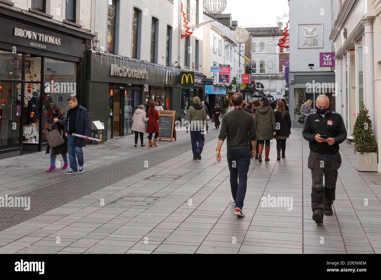 Cork, Irland. Dezember 2020. Shopper Flood to City als Einschränkungen beginnen zu lockern, Cork City. Als sich die Beschränkungen heute im Vorfeld der Weihnachtszeit zu lockern begannen, öffneten viele Geschäfte und Einzelhändler ihre Türen. Das sah, wie die Käufer in die Innenstadt flossen, um die Atmosphäre zu genießen und ihre lang erwartete Shopping-Lösung zu bekommen. Viele schlangen vor den Geschäften und Cafés in der Wintersonne. Kredit: Damian Coleman/Alamy Live Nachrichten Stockfoto