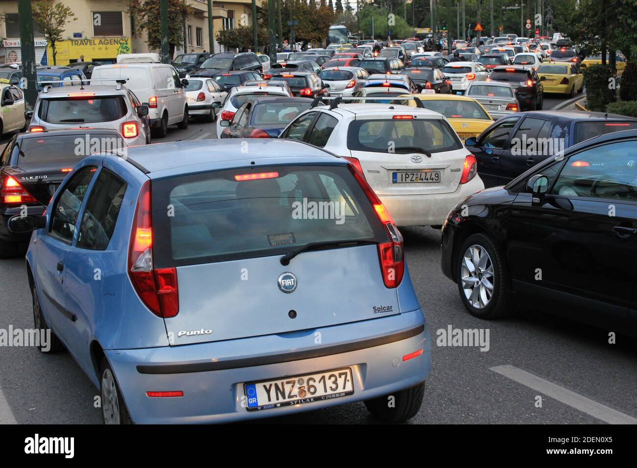 Starker Verkehr auf den Straßen Athens in Griechenland, 6. November 2020. Stockfoto