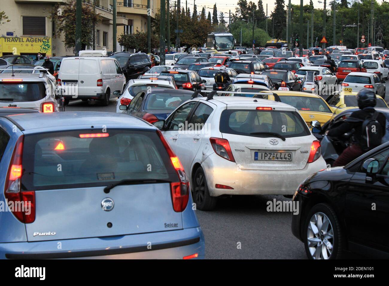 Starker Verkehr auf den Straßen Athens in Griechenland, 6. November 2020. Stockfoto