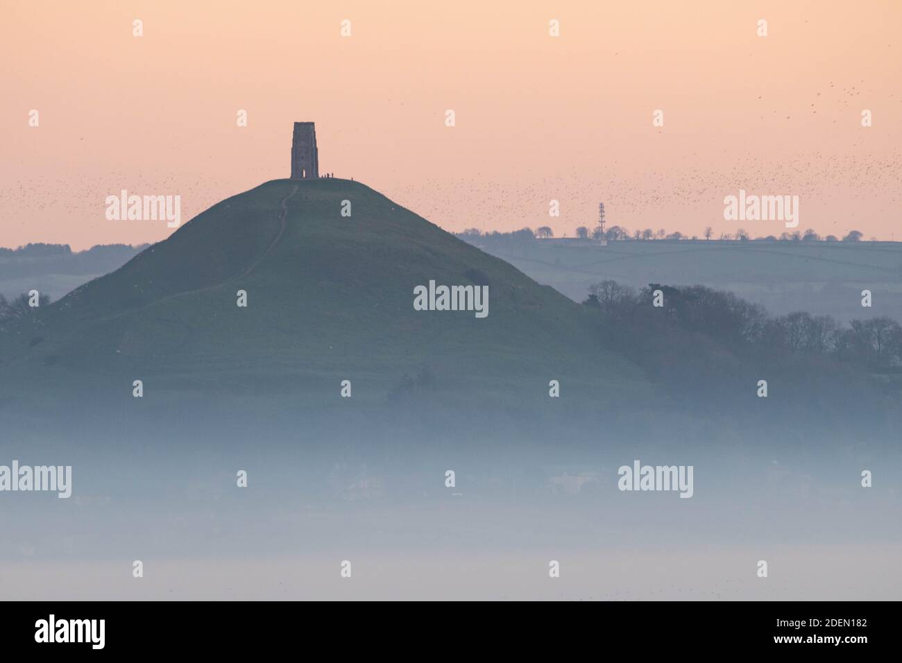 Glastonbury Tor, Somerset, Großbritannien. November 2020. Nebel umgeben das Glastonbury Tor bei Sonnenaufgang an einem frischen Wintermorgen in Somerset. Stockfoto