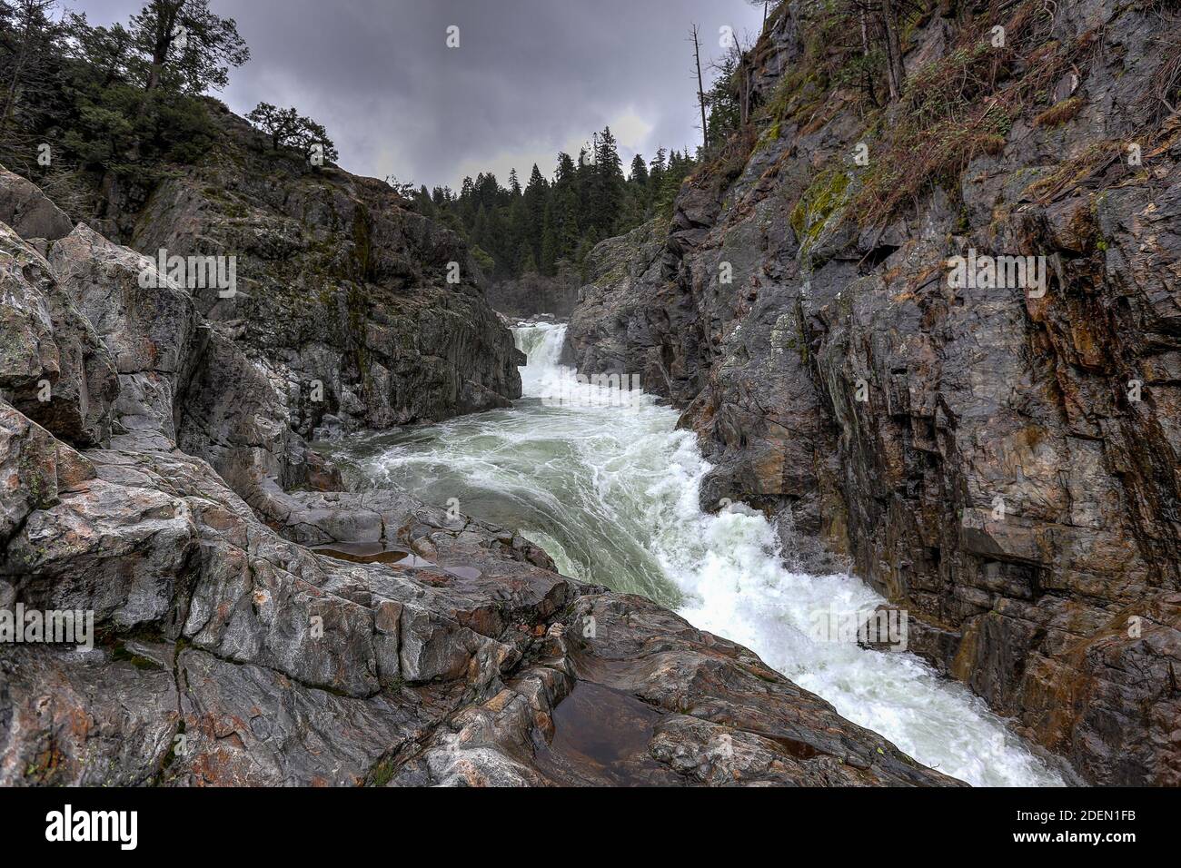 NEVADA CITY, CALIFORNIA, USA - 02. Mai 2019: Eine heftige Strecke des Yuba River fließt an einem stürmischen Tag durch eine steinerne Schlucht Stockfoto