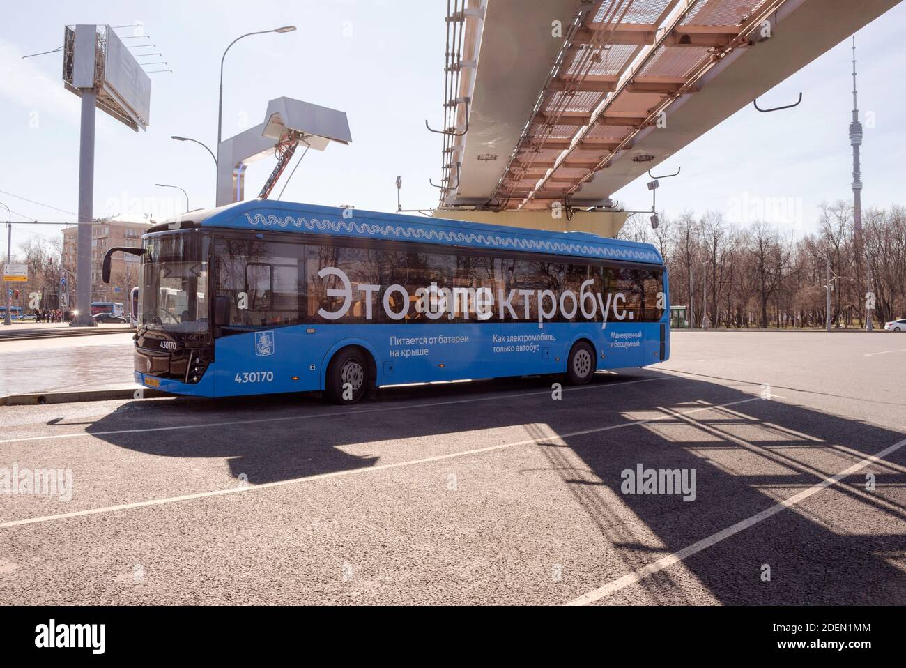 Moskau, Russland, 11. April 2019: Elektrobus an der Ladestation zum Zeitpunkt des Ladevorgangs. Moskau, Busbahnhof am VDNH Stockfoto