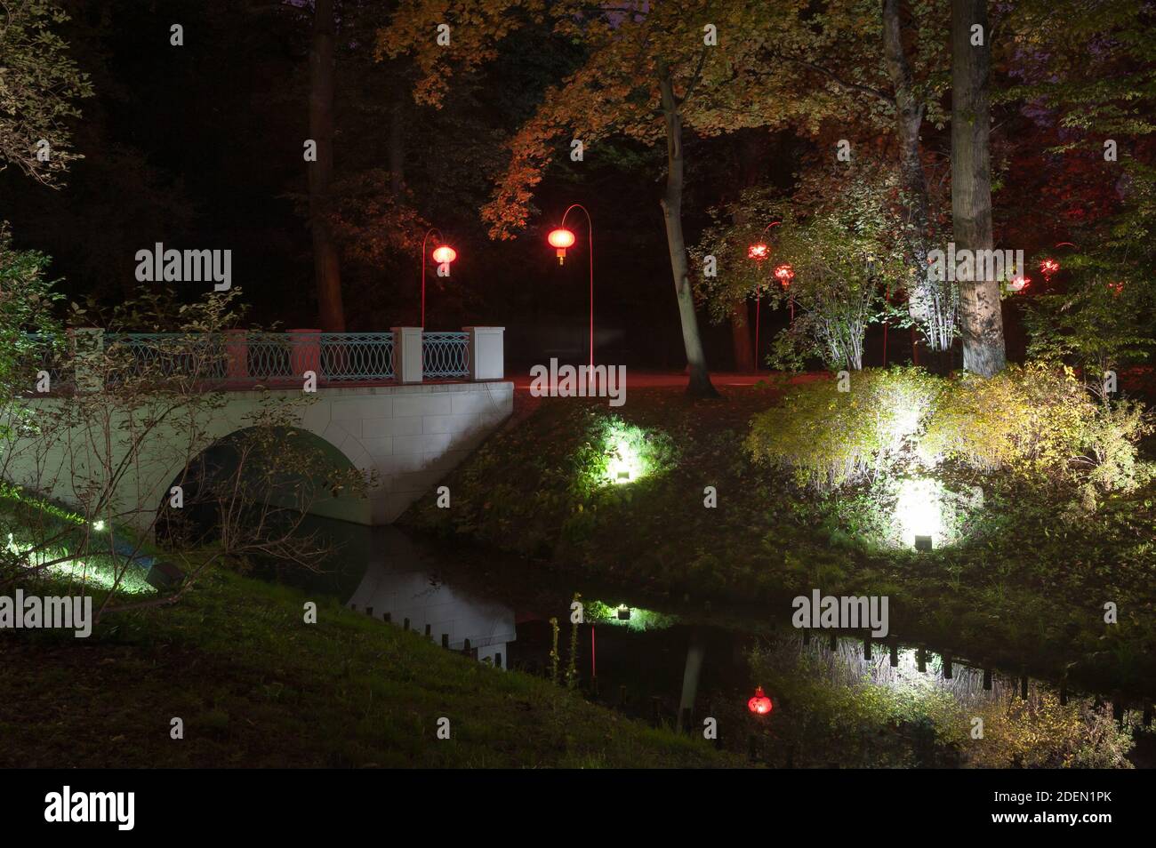 Chinesische Gasse mit roten chinesischen Laternen in Royal Baths Park, Warschau, Masowien Woiwodschaft, Polen, Europa dekoriert Stockfoto