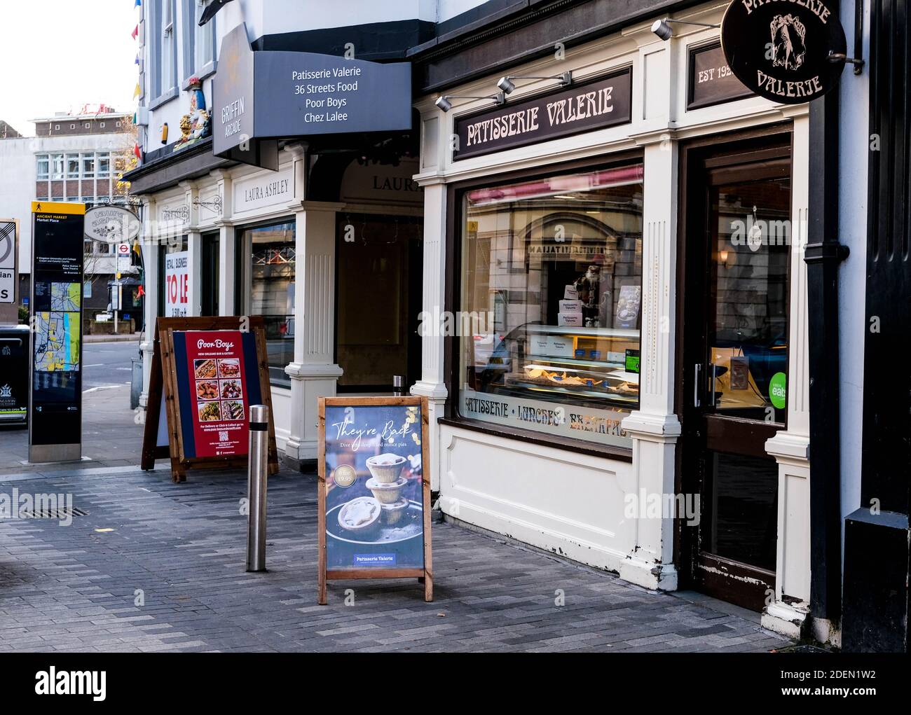 London, Großbritannien, Dezember 01 2020, Patisserie Valerie Traditional Tea and Pastry Shop während der COVID-19 Absperrung geschlossen Stockfoto