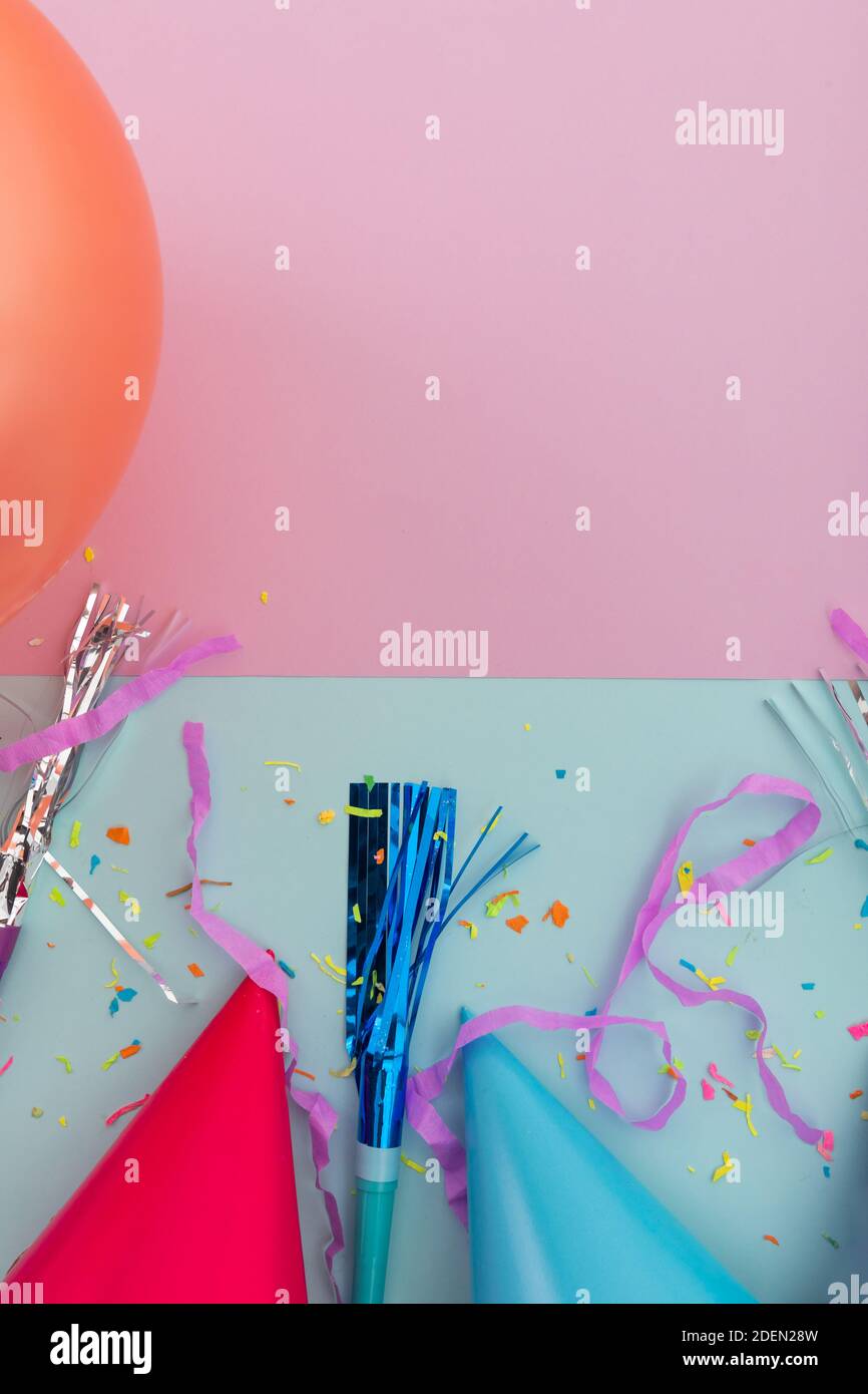 Happy Birthday Kerzen mit Konfetti und Party-Streamer auf blau Und gelb Stockfoto