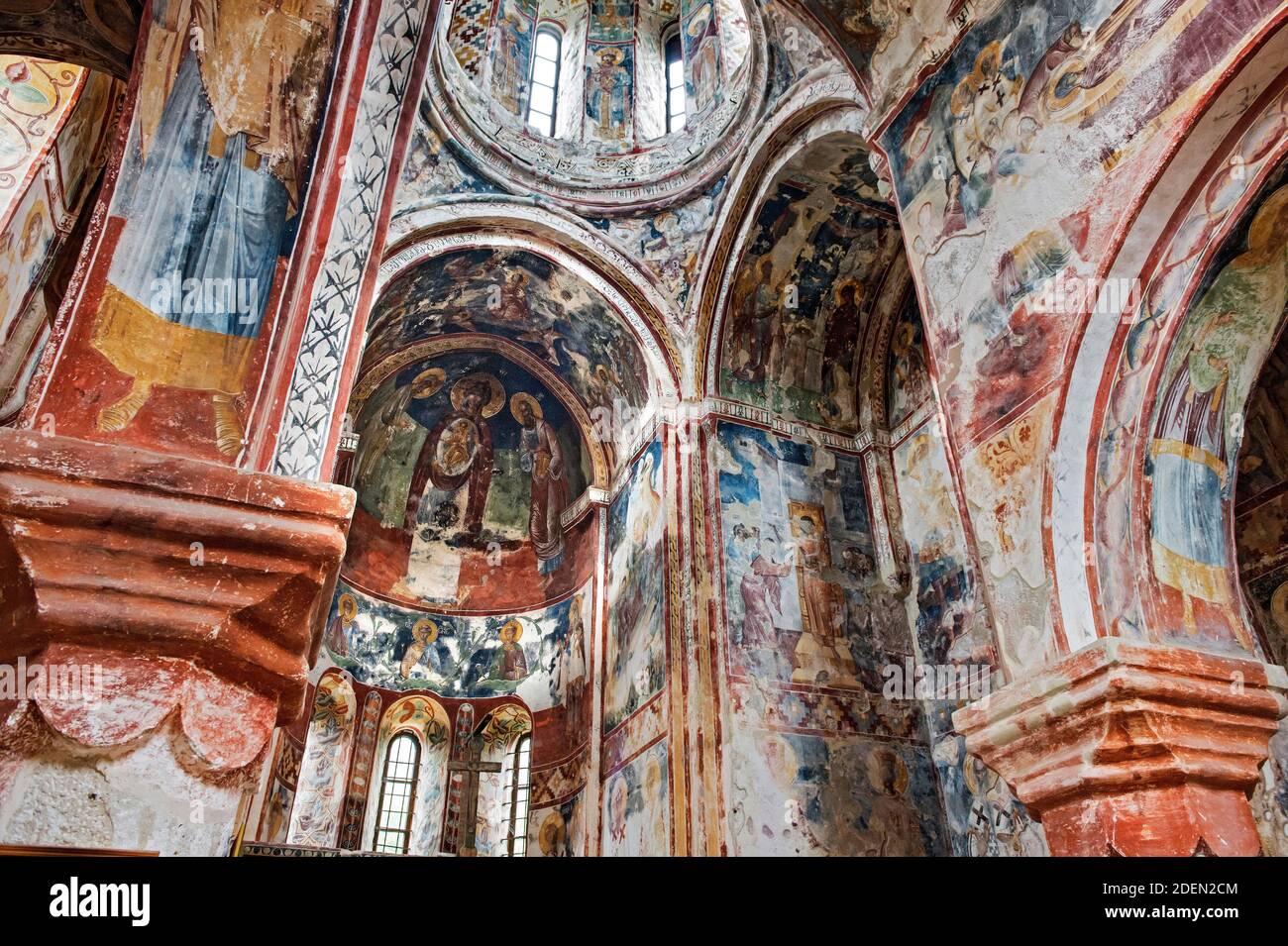 Innenansicht der Georgisch-Orthodoxen Georgskirche mit Wandmalereien aus dem 16. Jahrhundert im mittelalterlichen Klosterkomplex Gelati, UNESCO Weltku Stockfoto