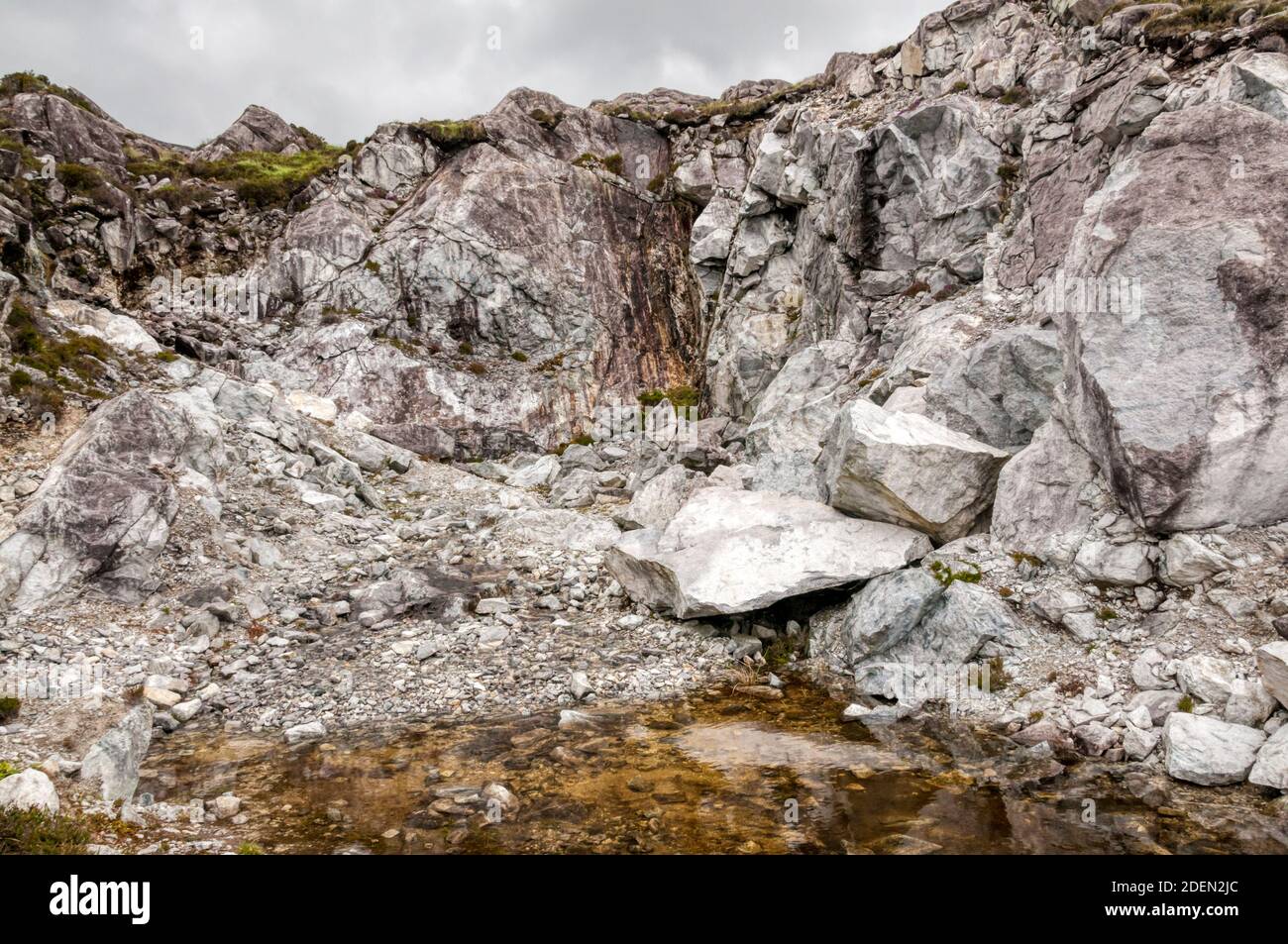Blöcke von Anorthosite in einem kleinen Steinbruch in der Nähe von Lingerbay auf South Harris in den Äußeren Hebriden. Stockfoto