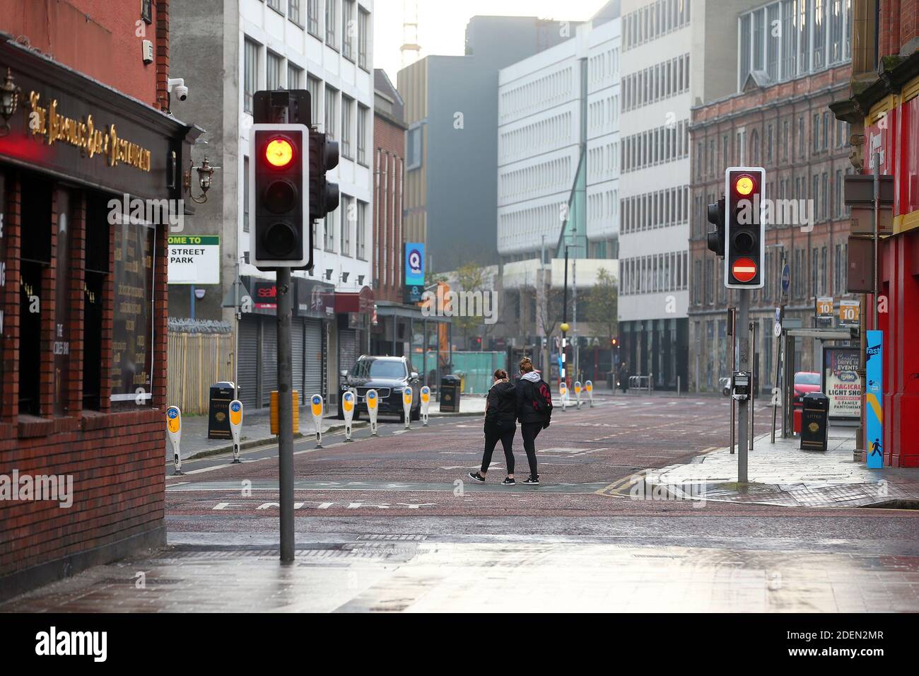 Belfast Leere Straßen im Vorweihnachtsbild Mal McCann Stockfoto