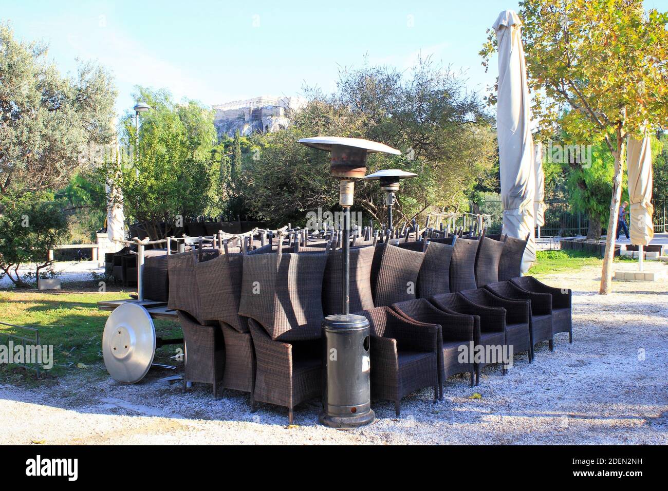 Griechenland, Athen, 5. November 2020 - Stühle, Tische und andere Möbel gestapelt außerhalb geschlossen Café-Restaurant rund um Akropolis Hügel, nach dem Ansager Stockfoto