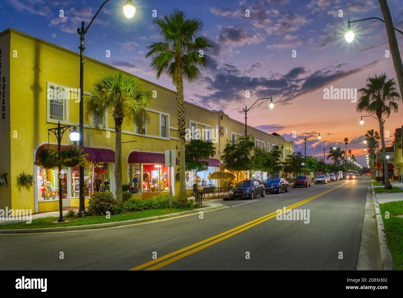 Abenddämmerung mit buntem Himmel auf Miami Avenue in Venedig Florida Usa Stockfoto