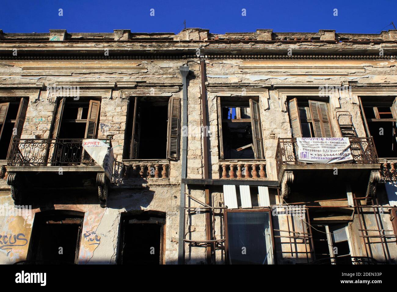 Altes Gebäude mit verwitterter Mauer im Zentrum von Athen, Griechenland, 5. November 2020. Stockfoto