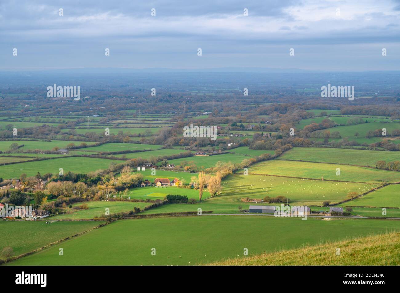 Von South Downs, West Sussex, England, aus können Sie den Blick nach Norden über das Ackerland zwischen Fulking und Poynings ziehen. Stockfoto