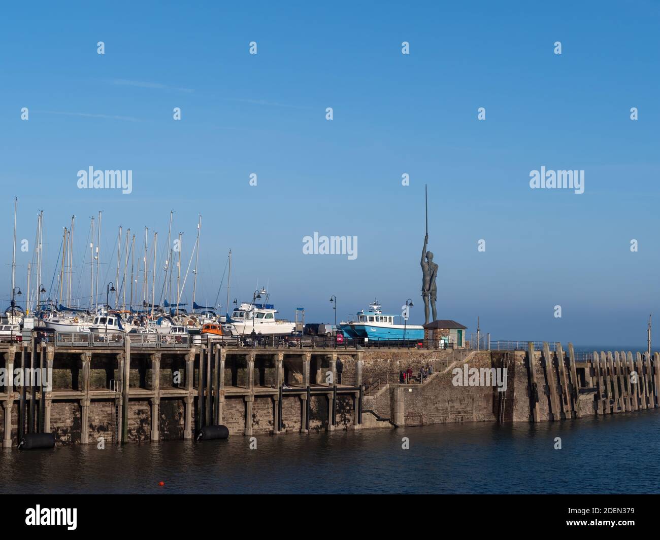 ILFRACOMBE, DEVON, ENGLAND - NOVEMBER 29 2020: Eingang zum Hafen von Ilfracombe mit der Skulptur 'Verity' von Damien Hirst. Stockfoto