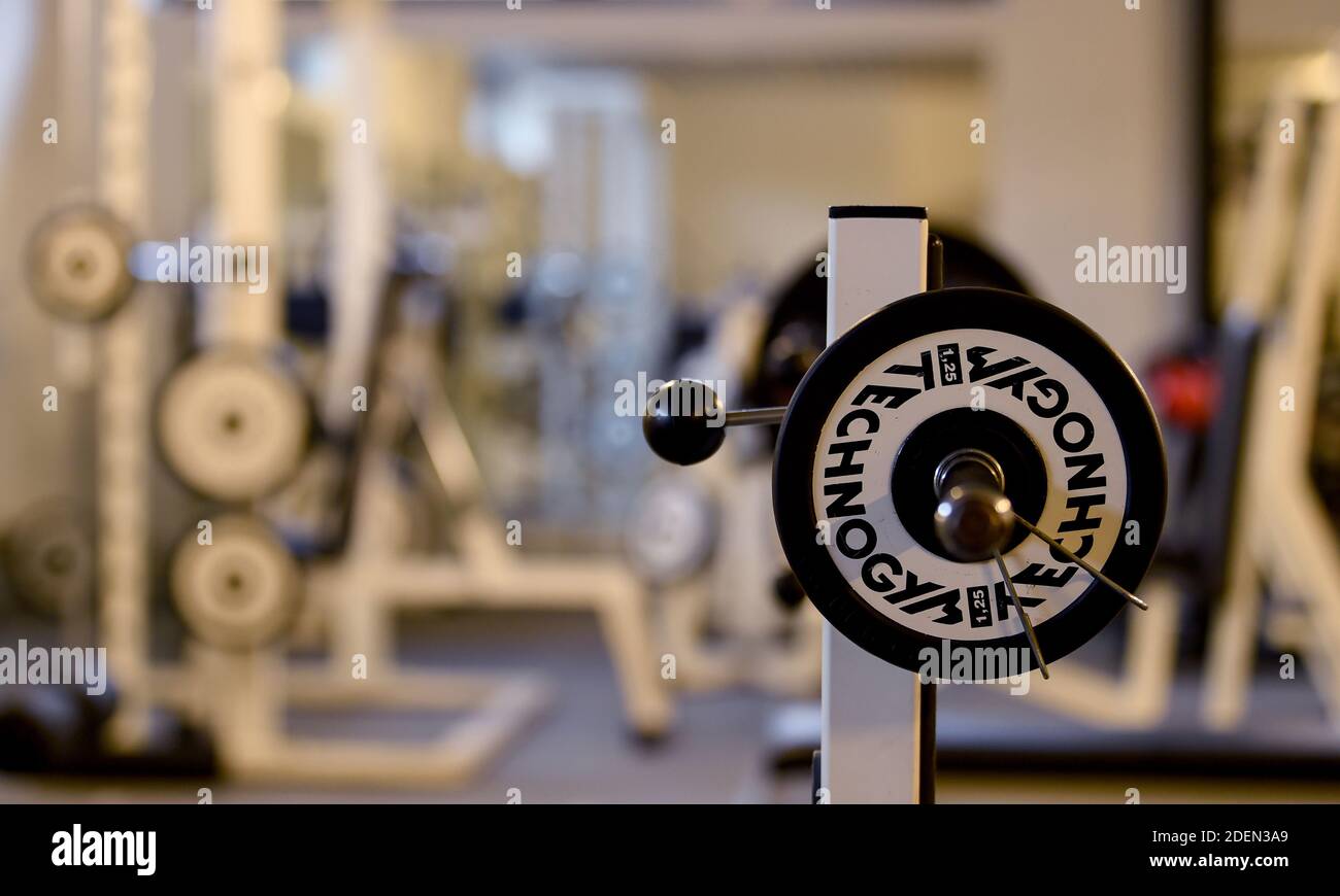 Berlin, Deutschland. November 2020. Eine Hantel auf einer Hantelbank im  FHC-Fitnessstudio. Quelle: Kira Hofmann/dpa-Zentralbild/ZB/dpa/Alamy Live  News Stockfotografie - Alamy