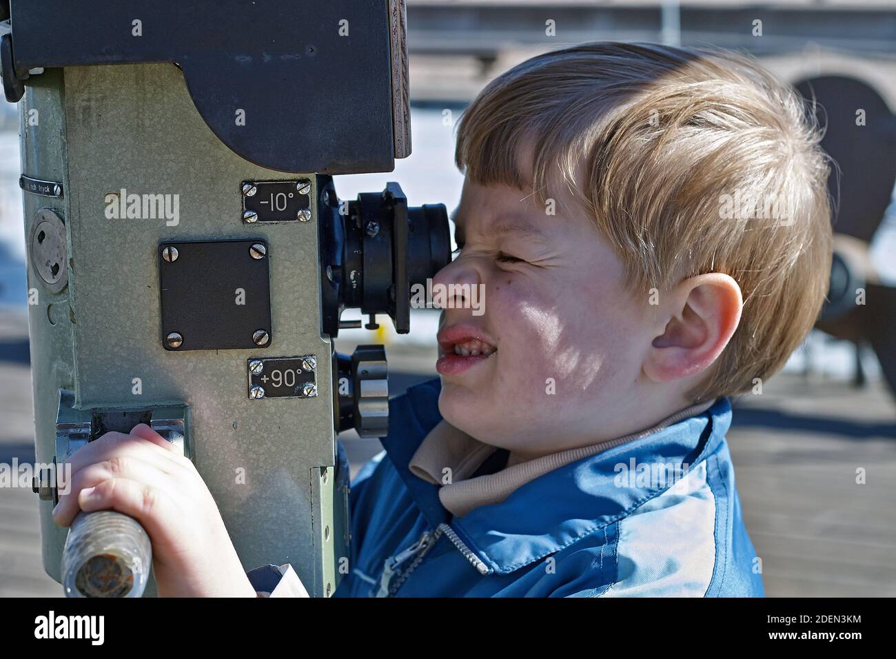 Ein kleiner Junge schaut durch das Periskop des schwedischen alten U-Marins Foto: Bo Arrhed Stockfoto