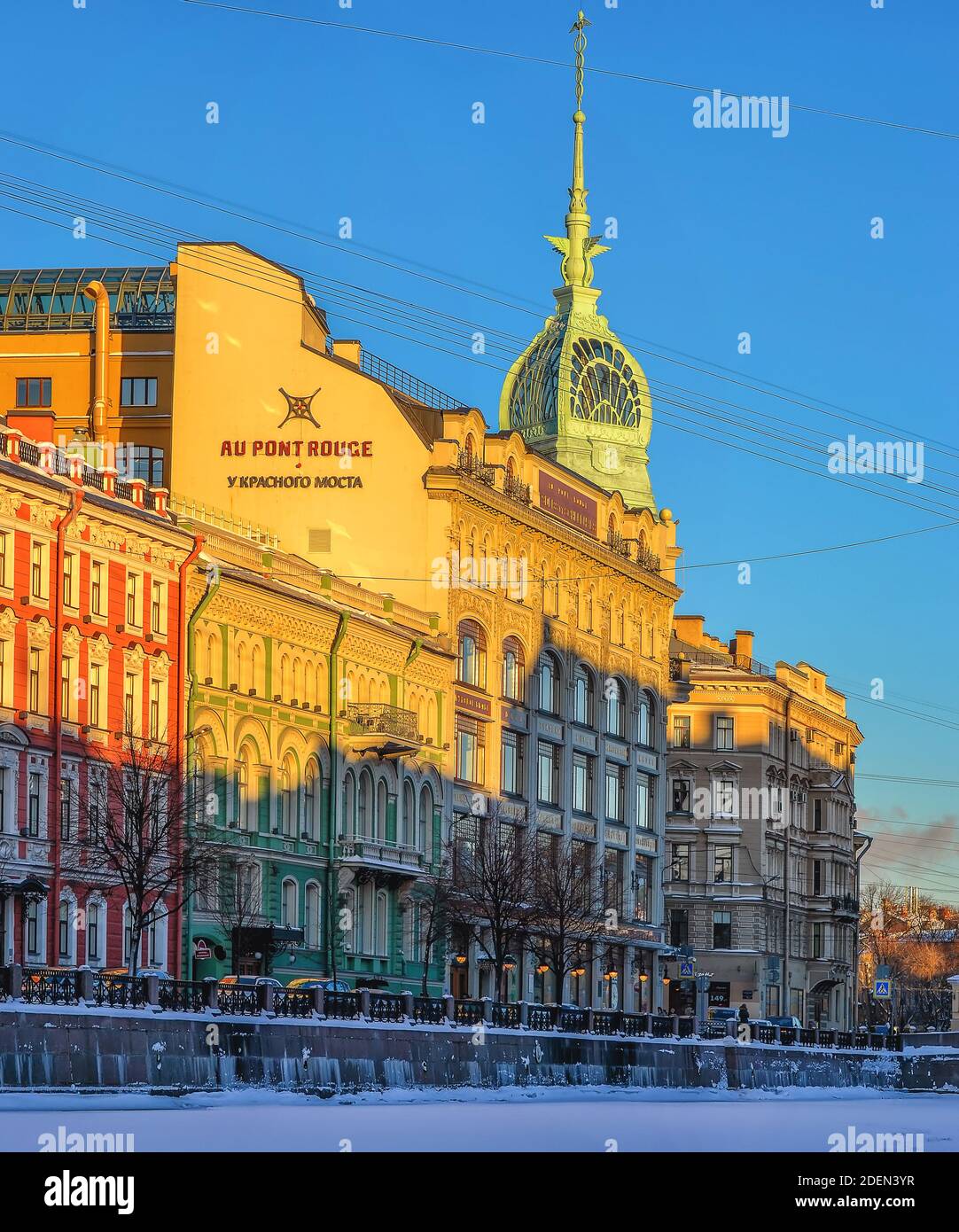 Spazieren Sie an einem sonnigen Winterabend entlang der Moika-Flussufer in St. Petersburg. Stockfoto