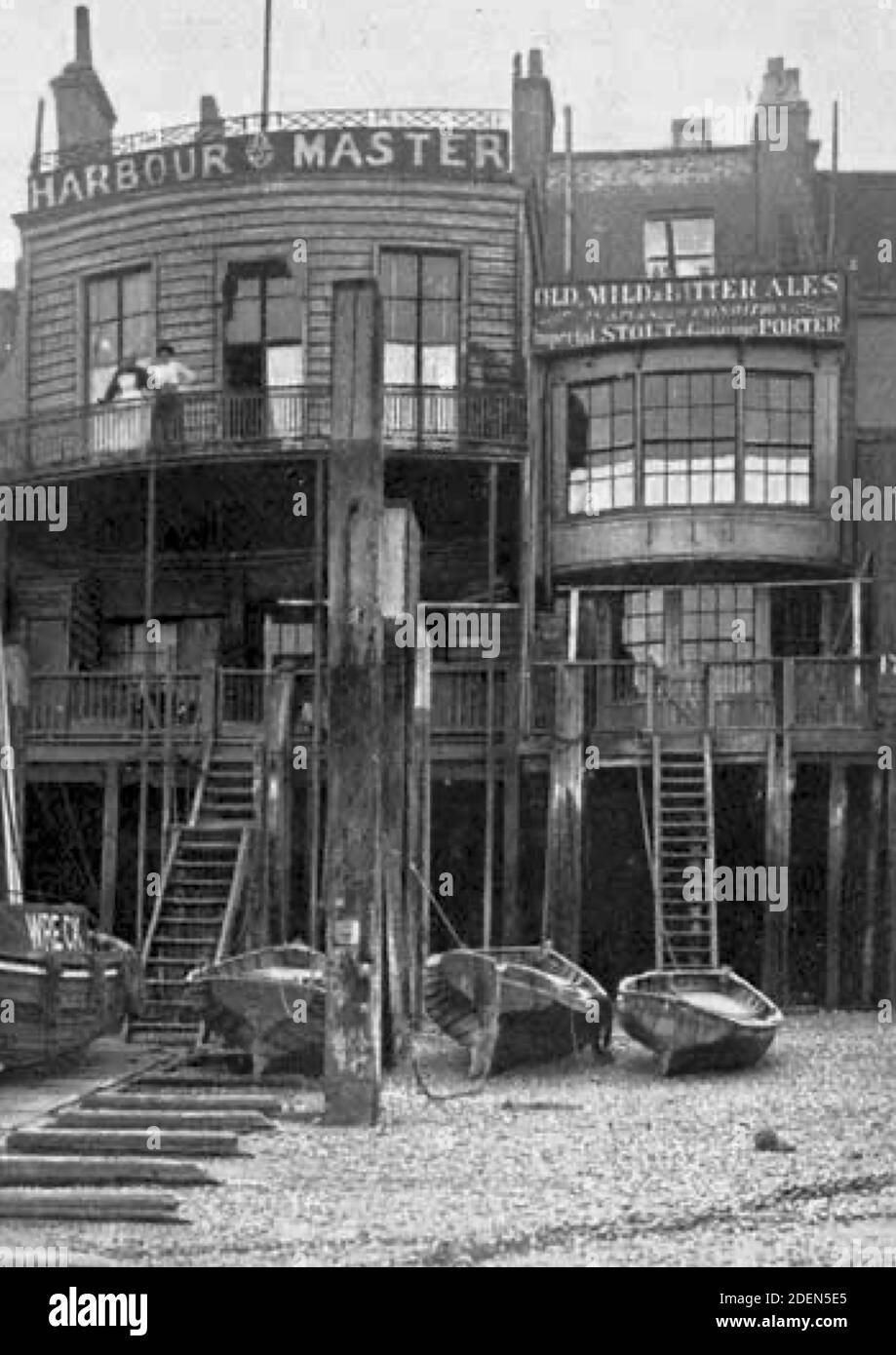 Altes Foto des traditionellen Pubs The Grapes in Limehouse, London docklands. Erwähnt von Charles Dickens in Our Mutual Friend. Noch in Betrieb. Stockfoto