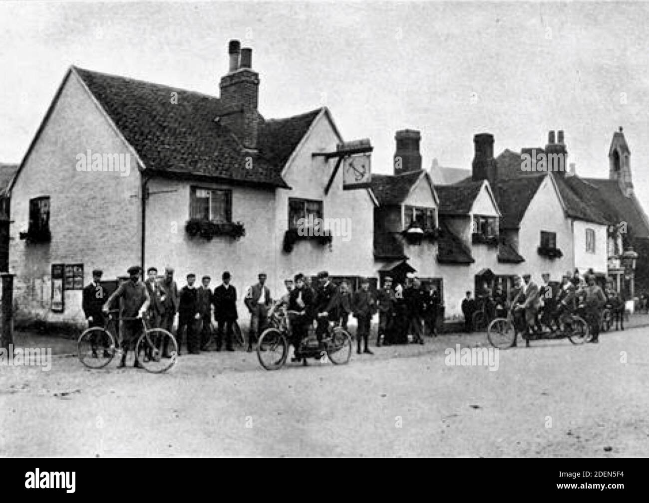 Vintage-Foto von The Anchor, Ripley, Woking, Surrey, England mit Einheimischen und Radfahrern, die draußen stehen. Stockfoto