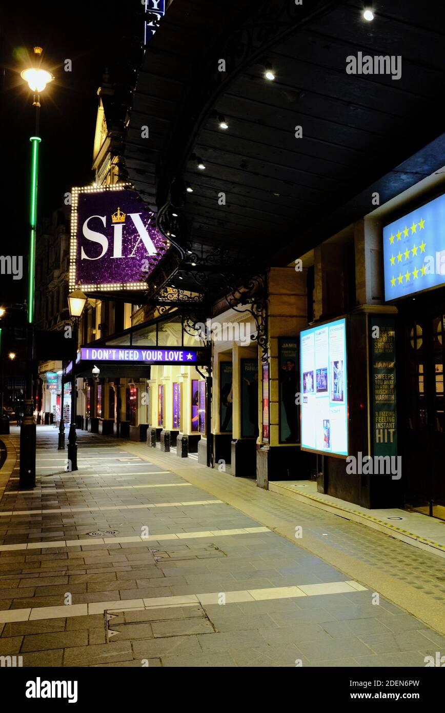 Ein Paar, das die Shaftesbury Avenue, London, während der 2020 Corona Virus Pandemie Sperre Stockfoto Ein Paar, das die Shaftesbury Avenue, London, während der 2020 Corona Virus Pandemie Sperre Stockfoto