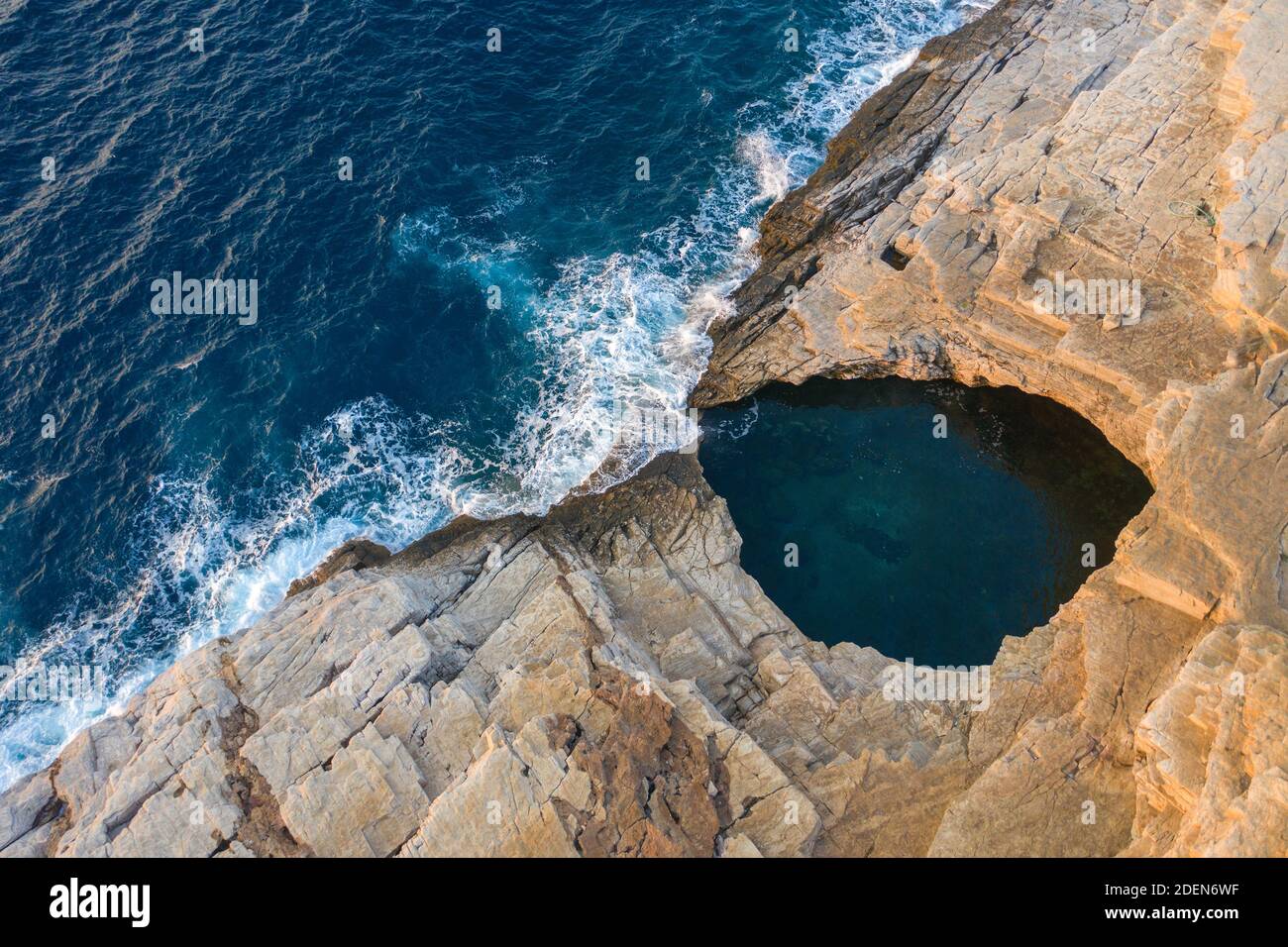 Antenne drone Ansicht von giola Lagune, eine natürliche Meer Pool in Thassos, Griechenland Stockfoto