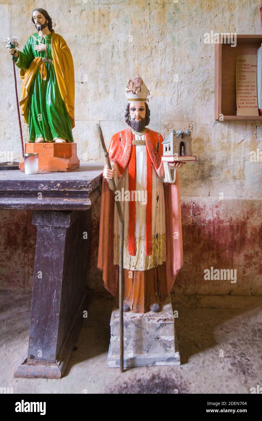 Religiöse Statuen in der historischen Kirche von Alburquerque in Bohol, Philippinen Stockfoto